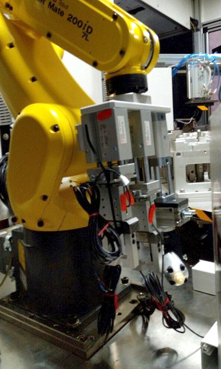 Fanuc robot + Guided compact cylinders CMPGK + Grippers P2K + Rotary unit R3K